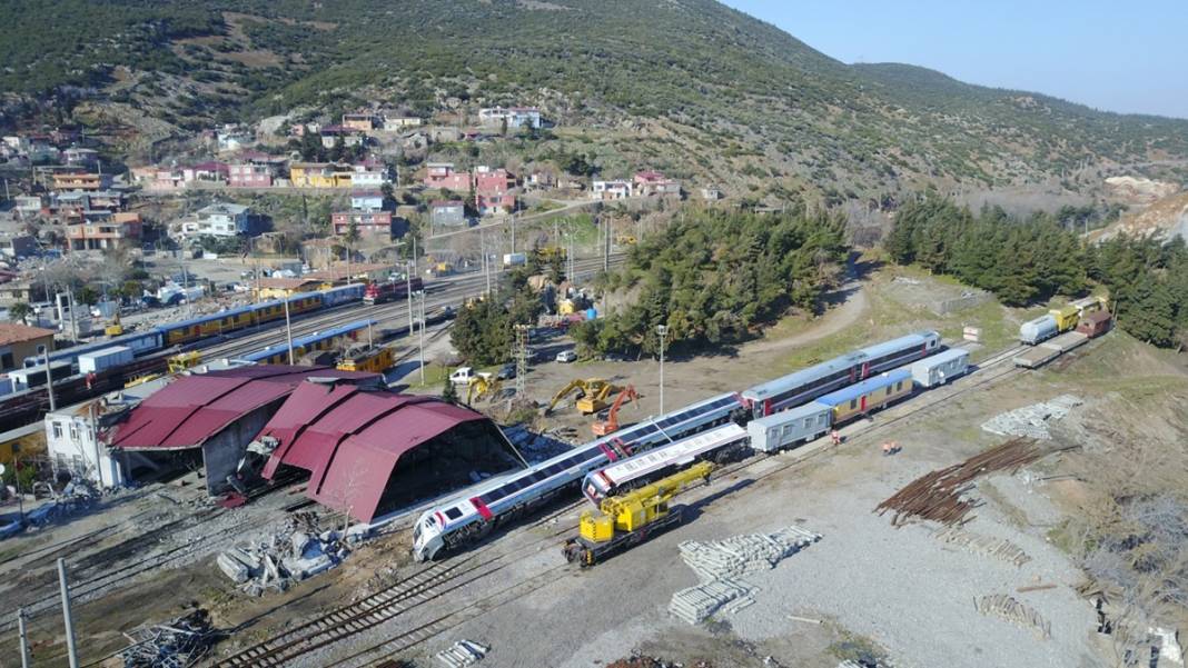 Deprem demiryollarını da vurdu! Raylar eğrildi, trenler devrildi, kayalar düştü! İşte dehşetin fotoğrafları 12